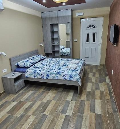 Ekonomic Apartmani Golubovci エクステリア 写真