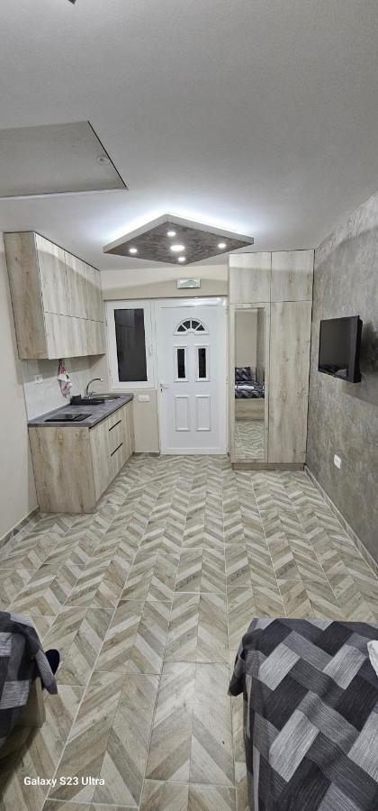 Ekonomic Apartmani Golubovci エクステリア 写真